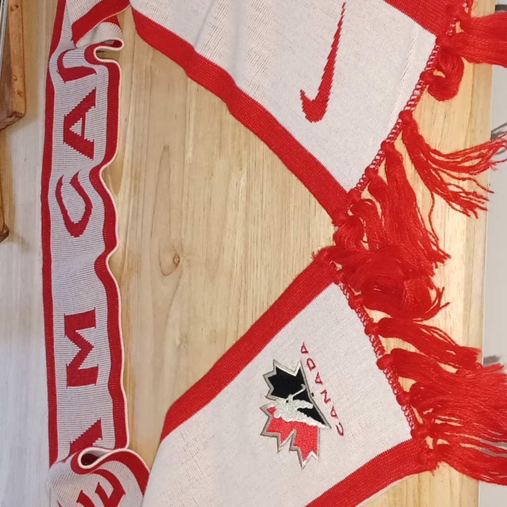 Unused NIKE TEAM CANADA HOCKEY SCARF